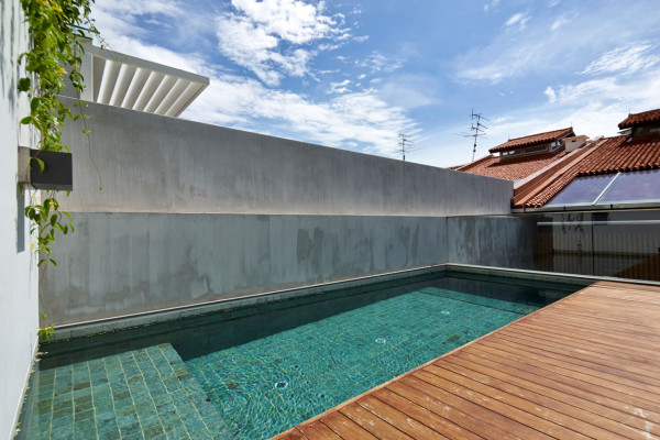 温暖的家-一个内部的庭院,带来了阳光和自然通风的家,院子的一边,有一个客厅和餐厅,还有一个巨大的楼梯,涵盖所有三个层房屋---酷图编号1113853