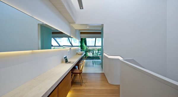 温暖的家-一个内部的庭院,带来了阳光和自然通风的家,院子的一边,有一个客厅和餐厅,还有一个巨大的楼梯,涵盖所有三个层房屋---酷图编号1113854