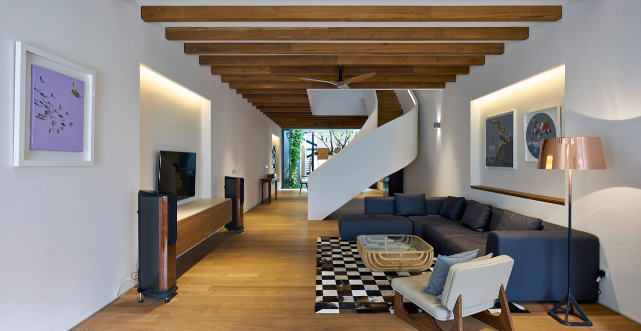 温暖的家-一个内部的庭院,带来了阳光和自然通风的家,院子的一边,有一个客厅和餐厅,还有一个巨大的楼梯,涵盖所有三个层房屋---酷图编号1113856