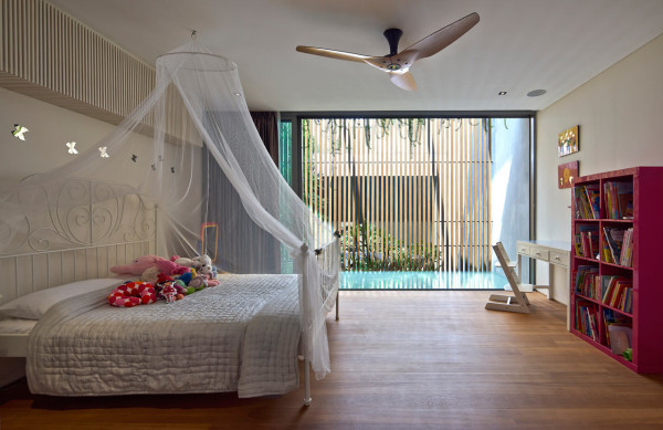 温暖的家-一个内部的庭院,带来了阳光和自然通风的家,院子的一边,有一个客厅和餐厅,还有一个巨大的楼梯,涵盖所有三个层房屋---酷图编号1113857