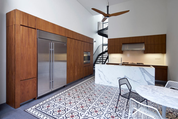 温暖的家-一个内部的庭院,带来了阳光和自然通风的家,院子的一边,有一个客厅和餐厅,还有一个巨大的楼梯,涵盖所有三个层房屋---酷图编号1113858