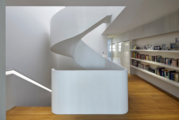 温暖的家-一个内部的庭院,带来了阳光和自然通风的家,院子的一边,有一个客厅和餐厅,还有一个巨大的楼梯,涵盖所有三个层房屋---酷图编号1113859