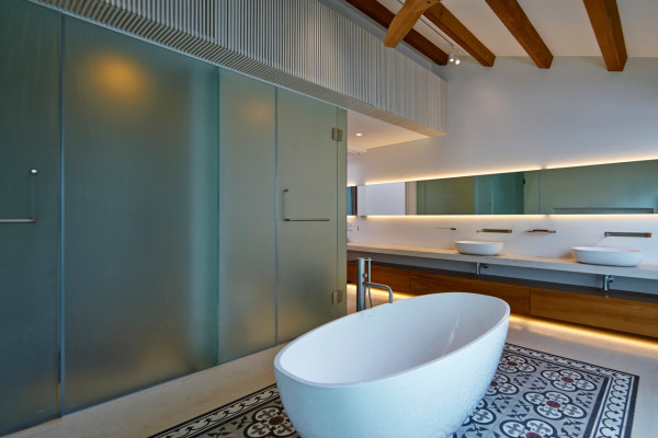 温暖的家-一个内部的庭院,带来了阳光和自然通风的家,院子的一边,有一个客厅和餐厅,还有一个巨大的楼梯,涵盖所有三个层房屋---酷图编号1113864