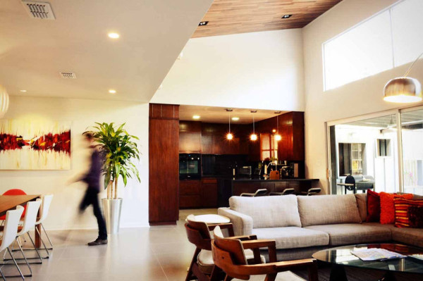 得克萨斯州现代装修的1950年房子-自然光透过零星摆放窗户进入室内空间---酷图编号9