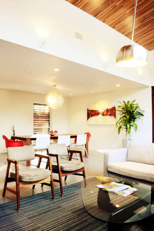 得克萨斯州现代装修的1950年房子-自然光透过零星摆放窗户进入室内空间---酷图编号6