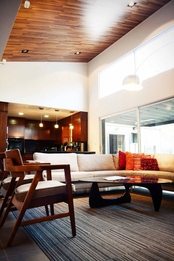 得克萨斯州现代装修的1950年房子-自然光透过零星摆放窗户进入室内空间---酷图编号3