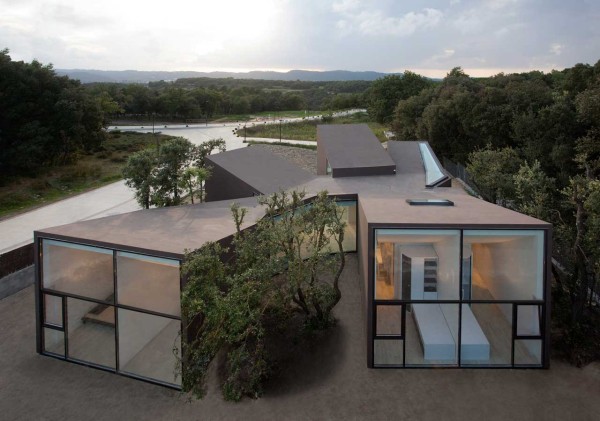 圣地亚哥帕拉姆的别墅-采用雕塑结构,位于西班牙巴塞罗那,主要五个展馆组成,由一个中央枢纽平屋顶连接在一起,从中心的走廊,房子蔓延到五个独立的机构,入口楼梯和工艺室,厨房,客厅,主人套房,和孩子的卧室。每个主体和庭院设计师都提供不同的角度和观点,提供各种各样的自然光。---酷图编号1114558