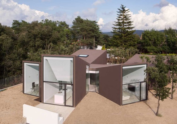 圣地亚哥帕拉姆的别墅-采用雕塑结构,位于西班牙巴塞罗那,主要五个展馆组成,由一个中央枢纽平屋顶连接在一起,从中心的走廊,房子蔓延到五个独立的机构,入口楼梯和工艺室,厨房,客厅,主人套房,和孩子的卧室。每个主体和庭院设计师都提供不同的角度和观点,提供各种各样的自然光。---酷图编号1114559