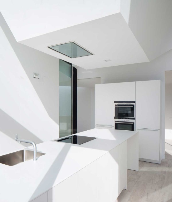 圣地亚哥帕拉姆的别墅-采用雕塑结构,位于西班牙巴塞罗那,主要五个展馆组成,由一个中央枢纽平屋顶连接在一起,从中心的走廊,房子蔓延到五个独立的机构,入口楼梯和工艺室,厨房,客厅,主人套房,和孩子的卧室。每个主体和庭院设计师都提供不同的角度和观点,提供各种各样的自然光。---酷图编号1114562