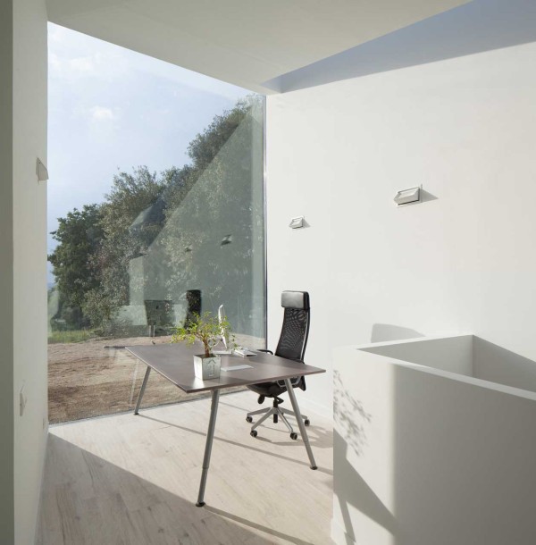 圣地亚哥帕拉姆的别墅-采用雕塑结构,位于西班牙巴塞罗那,主要五个展馆组成,由一个中央枢纽平屋顶连接在一起,从中心的走廊,房子蔓延到五个独立的机构,入口楼梯和工艺室,厨房,客厅,主人套房,和孩子的卧室。每个主体和庭院设计师都提供不同的角度和观点,提供各种各样的自然光。---酷图编号1114563