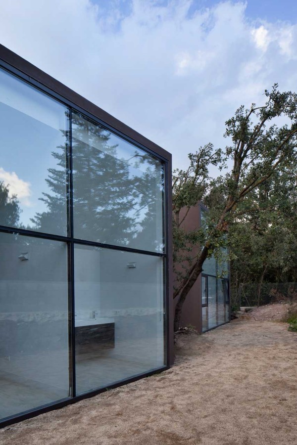 圣地亚哥帕拉姆的别墅-采用雕塑结构,位于西班牙巴塞罗那,主要五个展馆组成,由一个中央枢纽平屋顶连接在一起,从中心的走廊,房子蔓延到五个独立的机构,入口楼梯和工艺室,厨房,客厅,主人套房,和孩子的卧室。每个主体和庭院设计师都提供不同的角度和观点,提供各种各样的自然光。---酷图编号1114564