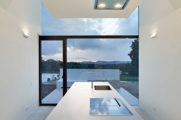 圣地亚哥帕拉姆的别墅-采用雕塑结构,位于西班牙巴塞罗那,主要五个展馆组成,由一个中央枢纽平屋顶连接在一起,从中心的走廊,房子蔓延到五个独立的机构,入口楼梯和工艺室,厨房,客厅,主人套房,和孩子的卧室。每个主体和庭院设计师都提供不同的角度和观点,提供各种各样的自然光。---酷图编号1114566