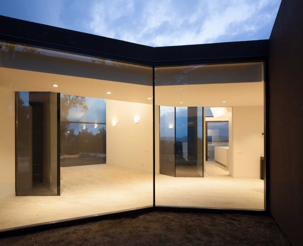 圣地亚哥帕拉姆的别墅-采用雕塑结构,位于西班牙巴塞罗那,主要五个展馆组成,由一个中央枢纽平屋顶连接在一起,从中心的走廊,房子蔓延到五个独立的机构,入口楼梯和工艺室,厨房,客厅,主人套房,和孩子的卧室。每个主体和庭院设计师都提供不同的角度和观点,提供各种各样的自然光。---酷图编号1114567