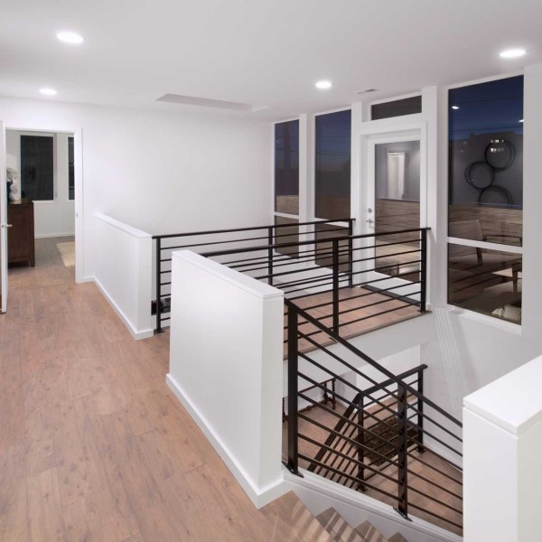 西雅图的家-坐落于离阿尔基海滩几步之遥,三个卧室,两个和一个半浴室,厨房客厅和餐厅都围绕着一个双重高度空间,包括二楼的楼梯和桥梁。---酷图编号1114623