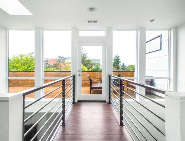 西雅图的家-坐落于离阿尔基海滩几步之遥,三个卧室,两个和一个半浴室,厨房客厅和餐厅都围绕着一个双重高度空间,包括二楼的楼梯和桥梁。---酷图编号1114624