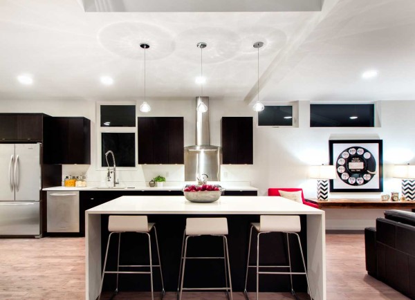 西雅图的家-坐落于离阿尔基海滩几步之遥,三个卧室,两个和一个半浴室,厨房客厅和餐厅都围绕着一个双重高度空间,包括二楼的楼梯和桥梁。---酷图编号1114625