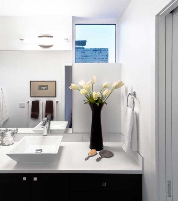 西雅图的家-坐落于离阿尔基海滩几步之遥,三个卧室,两个和一个半浴室,厨房客厅和餐厅都围绕着一个双重高度空间,包括二楼的楼梯和桥梁。---酷图编号1114626