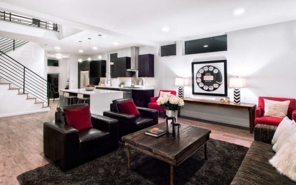 西雅图的家-坐落于离阿尔基海滩几步之遥,三个卧室,两个和一个半浴室,厨房客厅和餐厅都围绕着一个双重高度空间,包括二楼的楼梯和桥梁。---酷图编号1114627