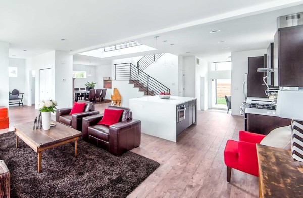 西雅图的家-坐落于离阿尔基海滩几步之遥,三个卧室,两个和一个半浴室,厨房客厅和餐厅都围绕着一个双重高度空间,包括二楼的楼梯和桥梁。---酷图编号1114628