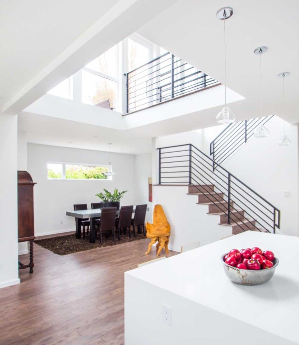 西雅图的家-坐落于离阿尔基海滩几步之遥,三个卧室,两个和一个半浴室,厨房客厅和餐厅都围绕着一个双重高度空间,包括二楼的楼梯和桥梁。---酷图编号1114629