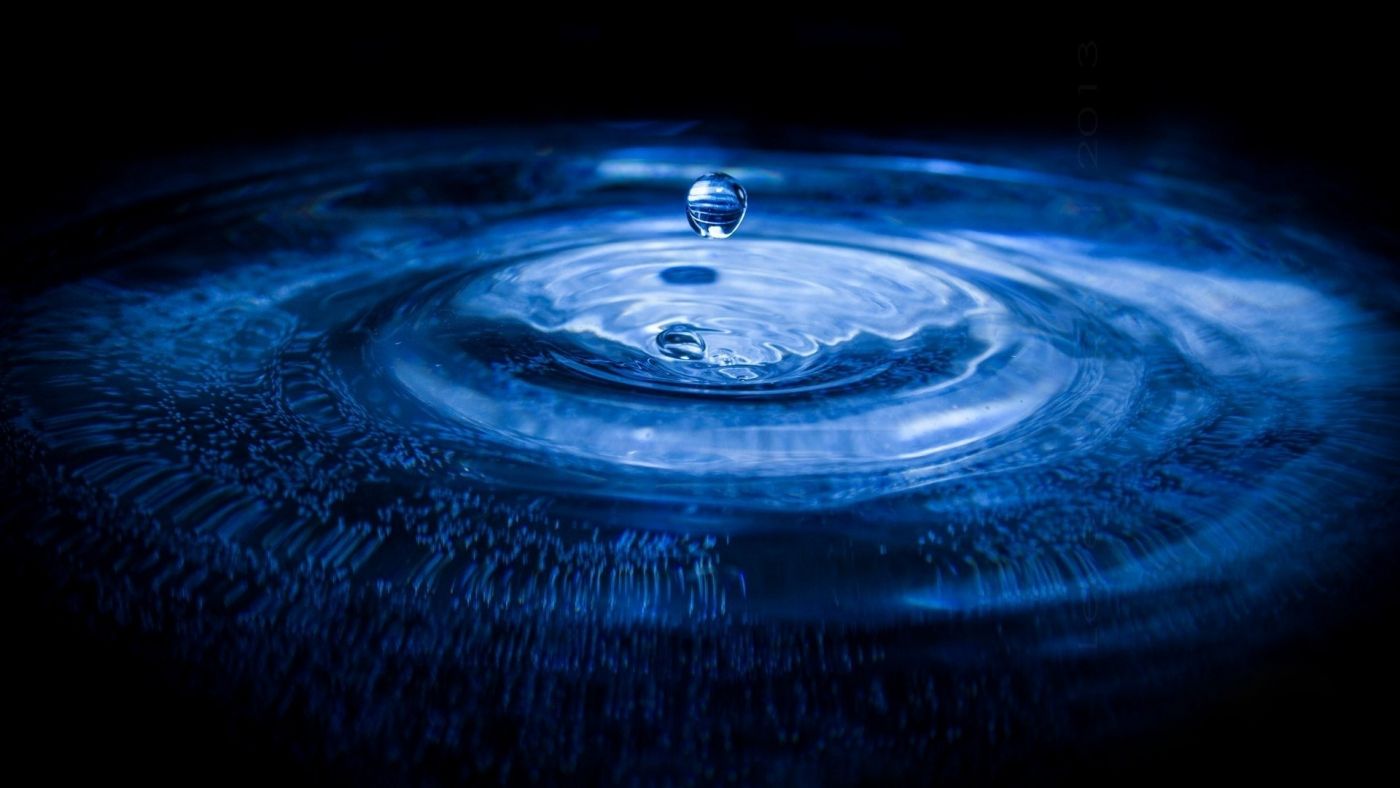 蓝色艺术水滴图片