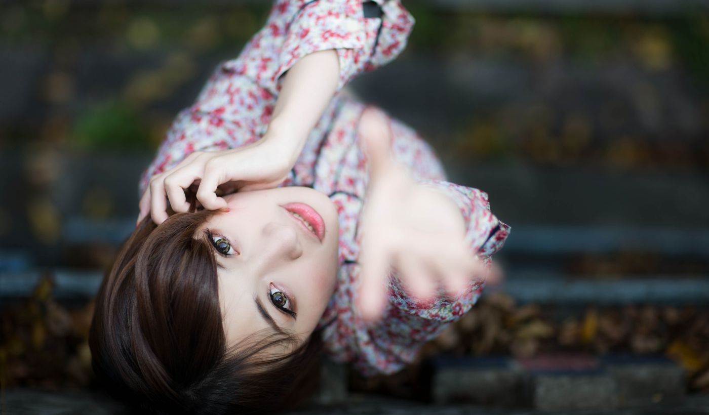 高清晰躺在地上的亚洲美女图片