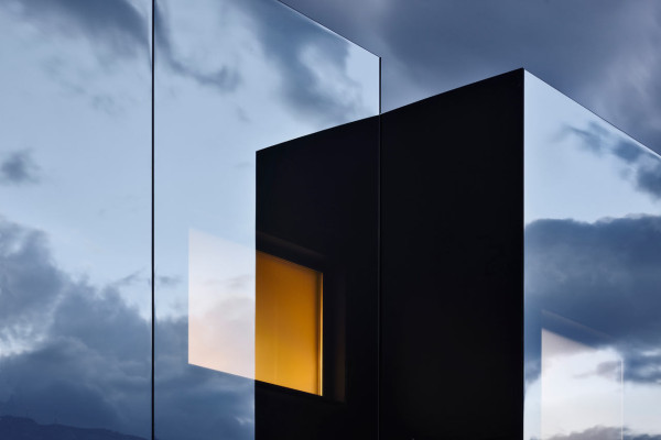 意大利博尔扎诺双假日公寓-彼得・皮希勒设计的双连度假屋,在意大利城市博尔扎诺,毫不夸张地反映大自然周围景观-里面有属于自己的私人花园和停车场,每间卧室的单元包含一个开放式厨房和客厅区,以及一间浴室。---酷图编号4