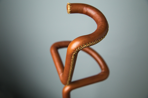 Flamingo弯曲的皮革线性金属拐杖---酷图编号1