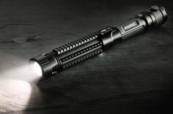 最强大的手持激光手电筒-世界上第一台便携式激光手电,采用专利的荧光粉涂层转换蓝光再转化成白光,产生的光源是令人难以置信---酷图编号1118296