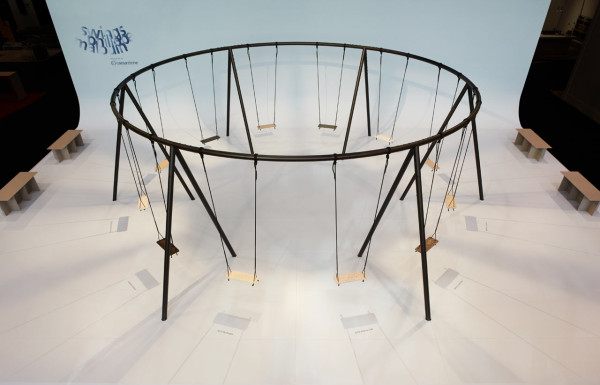 一个异想天开简约互动装置的秋千吊篮圈-融合当代艺术观念与游戏组成的圆形结构,在同一时间摆动,勾起你的童年回忆---酷图编号1118714