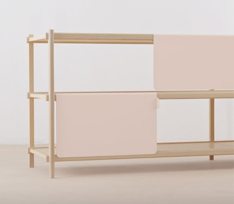 该系列是一个简单的木制框架,抬离了地面,有四个倒V形腿。包括被褥沙发床,特点是绗缝褶皱床垫