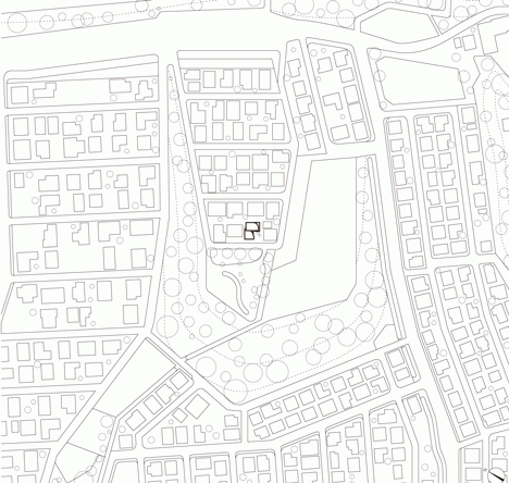 弯曲的墙壁公园公寓-在日本滋贺县琵琶湖,视图附近是一个绿意葱葱公园,房屋有一排瓷砖斜屋顶,白色的墙壁,木地板,创造了与当地强烈的绿化视觉连接---酷图编号1120200