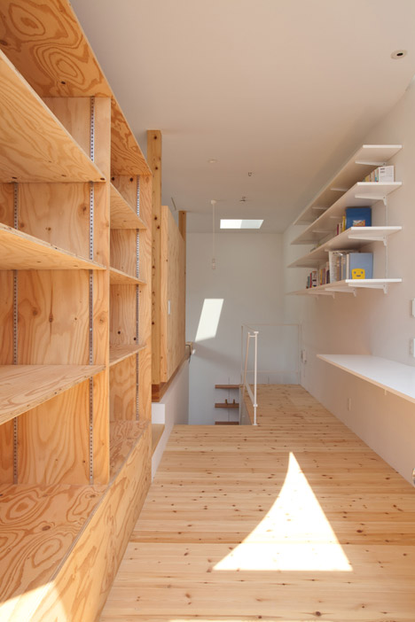 弯曲的墙壁公园公寓-在日本滋贺县琵琶湖,视图附近是一个绿意葱葱公园,房屋有一排瓷砖斜屋顶,白色的墙壁,木地板,创造了与当地强烈的绿化视觉连接---酷图编号1120203