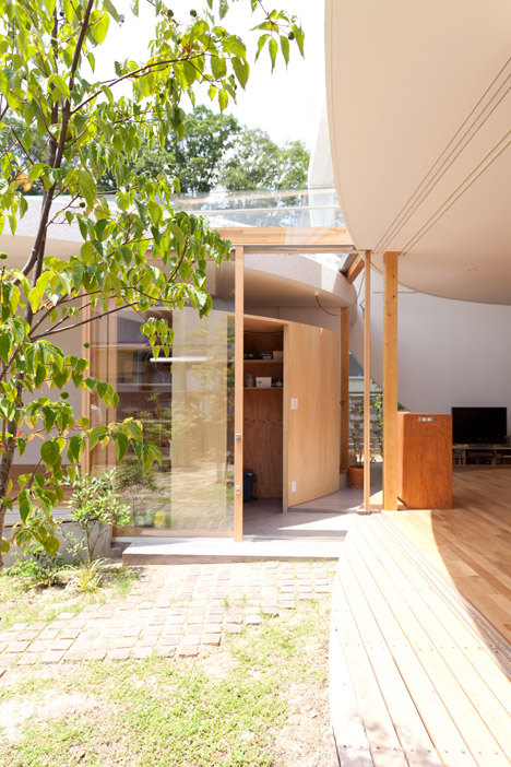 弯曲的墙壁公园公寓-在日本滋贺县琵琶湖,视图附近是一个绿意葱葱公园,房屋有一排瓷砖斜屋顶,白色的墙壁,木地板,创造了与当地强烈的绿化视觉连接---酷图编号1120205