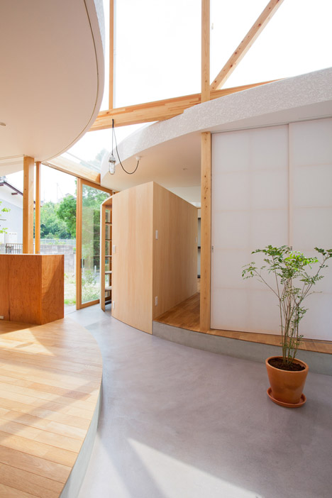 弯曲的墙壁公园公寓-在日本滋贺县琵琶湖,视图附近是一个绿意葱葱公园,房屋有一排瓷砖斜屋顶,白色的墙壁,木地板,创造了与当地强烈的绿化视觉连接---酷图编号1120206