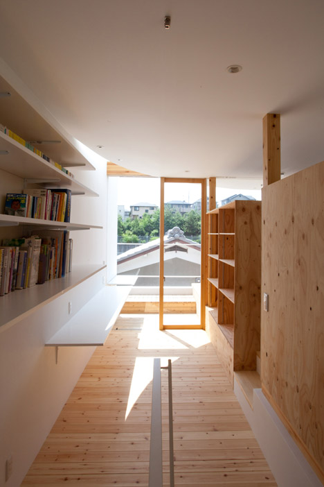 弯曲的墙壁公园公寓-在日本滋贺县琵琶湖,视图附近是一个绿意葱葱公园,房屋有一排瓷砖斜屋顶,白色的墙壁,木地板,创造了与当地强烈的绿化视觉连接---酷图编号1120209