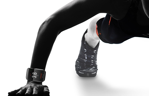 Samsung Gear S三星优雅弯曲的独立智能腕表带-可以定制屏幕钟面和多变的肩带有助于表达自己的风格。---酷图编号1121646