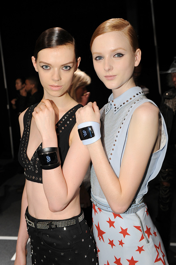 Samsung Gear S三星优雅弯曲的独立智能腕表带-可以定制屏幕钟面和多变的肩带有助于表达自己的风格。---酷图编号1121656