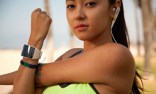 Samsung Gear S三星优雅弯曲的独立智能腕表带-可以定制屏幕钟面和多变的肩带有助于表达自己的风格。---酷图编号1121659