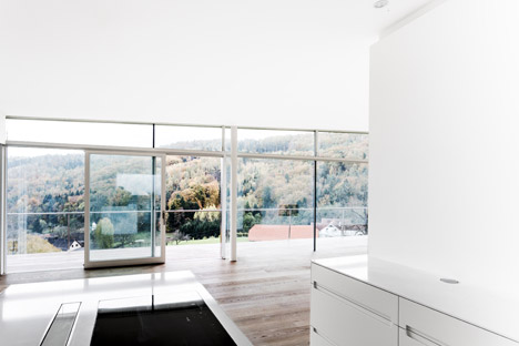 爱建筑完成的两个半部房子-建立在陡峭的斜坡峡谷边,有两个玻璃门,适应一个家族三代的。它包括两栋楼,一个车库延伸到山边。奥地利Love Architecture工作室作品---酷图编号1121957