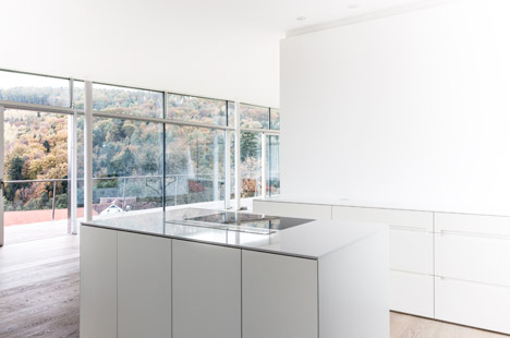 爱建筑完成的两个半部房子-建立在陡峭的斜坡峡谷边,有两个玻璃门,适应一个家族三代的。它包括两栋楼,一个车库延伸到山边。奥地利Love Architecture工作室作品---酷图编号1121958