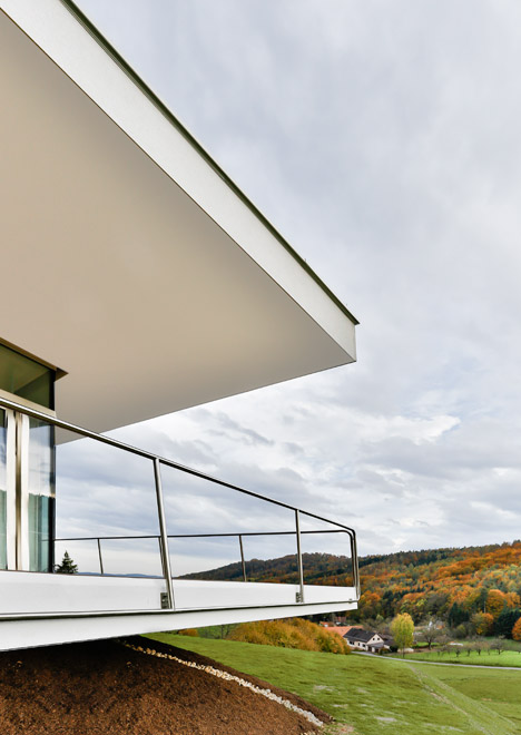 爱建筑完成的两个半部房子-建立在陡峭的斜坡峡谷边,有两个玻璃门,适应一个家族三代的。它包括两栋楼,一个车库延伸到山边。奥地利Love Architecture工作室作品---酷图编号1121959