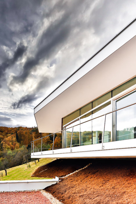 爱建筑完成的两个半部房子-建立在陡峭的斜坡峡谷边,有两个玻璃门,适应一个家族三代的。它包括两栋楼,一个车库延伸到山边。奥地利Love Architecture工作室作品---酷图编号1121960