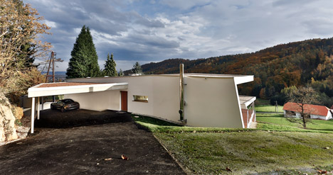 爱建筑完成的两个半部房子-建立在陡峭的斜坡峡谷边,有两个玻璃门,适应一个家族三代的。它包括两栋楼,一个车库延伸到山边。奥地利Love Architecture工作室作品---酷图编号1121961