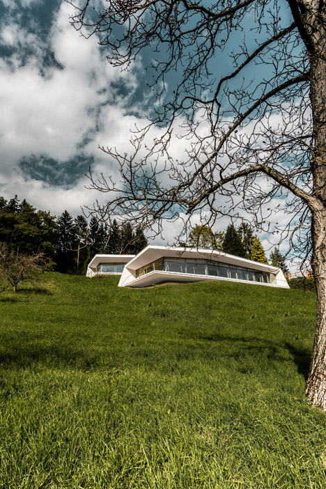 爱建筑完成的两个半部房子-建立在陡峭的斜坡峡谷边,有两个玻璃门,适应一个家族三代的。它包括两栋楼,一个车库延伸到山边。奥地利Love Architecture工作室作品---酷图编号1121963