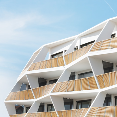 爱建筑完成的两个半部房子-建立在陡峭的斜坡峡谷边,有两个玻璃门,适应一个家族三代的。它包括两栋楼,一个车库延伸到山边。奥地利Love Architecture工作室作品---酷图编号1121964