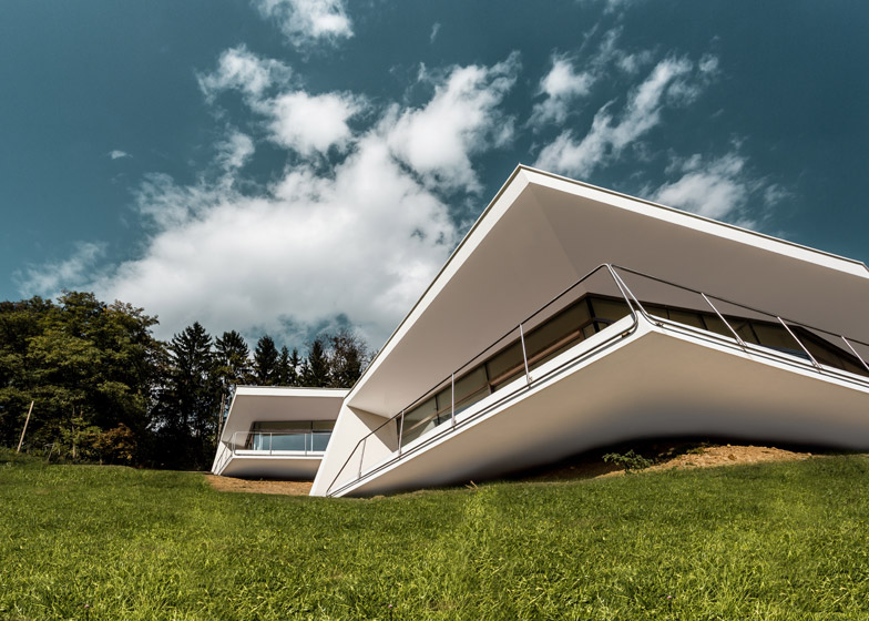 爱建筑完成的两个半部房子-建立在陡峭的斜坡峡谷边,有两个玻璃门,适应一个家族三代的。它包括两栋楼,一个车库延伸到山边。奥地利Love Architecture工作室作品---酷图编号1121965