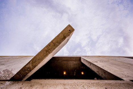 鲁菲娜的房子-一个原始的混凝土住宅,位于阿根廷科尔多瓦以西大约35公里陡峭倾斜的山坡上,混凝土板打造遮阳篷看起来像开放式百叶窗---酷图编号7