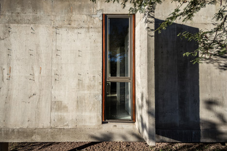 鲁菲娜的房子-一个原始的混凝土住宅,位于阿根廷科尔多瓦以西大约35公里陡峭倾斜的山坡上,混凝土板打造遮阳篷看起来像开放式百叶窗---酷图编号3