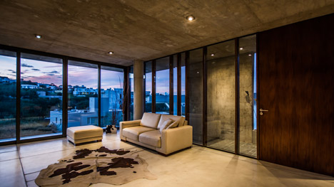 鲁菲娜的房子-一个原始的混凝土住宅,位于阿根廷科尔多瓦以西大约35公里陡峭倾斜的山坡上,混凝土板打造遮阳篷看起来像开放式百叶窗---酷图编号2